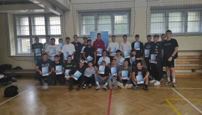 Studenti čtvrtých ročníků se zúčastnili charitativní akce Přes bariéry s policií